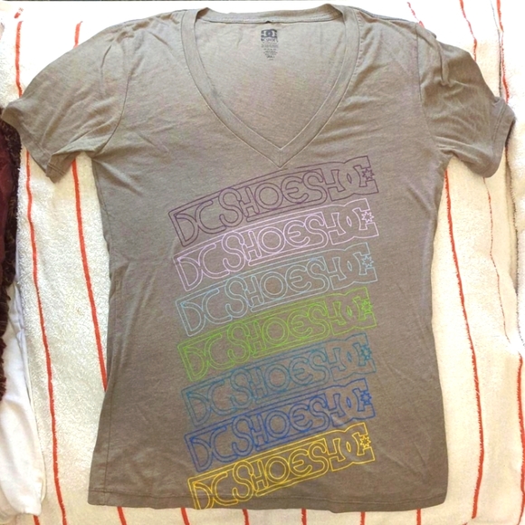 SALE DC size small y2k grey v neck tee great condition didn't fit me - Picture 1 of 4